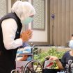 Gubernur Jawa timur Khofifah Indar parawansa saat bersama penyandang disabilitas.