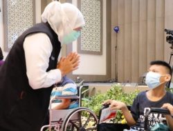 Gubernur Jawa timur Khofifah Indar parawansa saat bersama penyandang disabilitas.