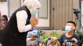 Gubernur Jawa timur Khofifah Indar parawansa saat bersama penyandang disabilitas.