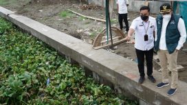 Wabup Subandi , saat Sidak ke Sungai SegoroTambak yang dipenuhi enceng gondok, Jumat (2/12/21).