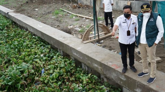 
					Wabup Subandi , saat Sidak ke Sungai SegoroTambak yang dipenuhi enceng gondok, Jumat (2/12/21).