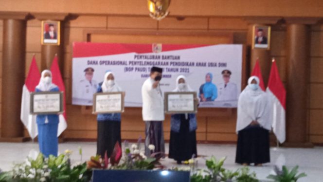 
					Bupati Jember Serahkan Langsung Bantuan Dana Operasional