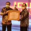 Menteri Hukum dan HAM Yasona Laoly,saat menyerahkan langsung piagam penghargaan kepada Sekda kabupaten Banyuwangi di Jakarta, Kamis (2/12/21)