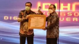 Menteri Hukum dan HAM Yasona Laoly,saat menyerahkan langsung piagam penghargaan kepada Sekda kabupaten Banyuwangi di Jakarta, Kamis (2/12/21)