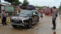 Banjir menggenang sekitar 1,5 kilometer hingga 2 kilometer di Sepanjang Jalan Raya Nasional Blega mulai dari Polsek Blega hingga Pasar Baru Blega Bangkalan Jumat (3/12/21)
