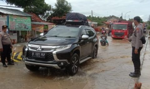 Jalan Raya Nasional Blega Terendam Banjir, Polres Bangkalan Terjunkan Personil Urai Kemacetan