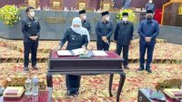 Gubernur Jawa timur Khofifah Indar parawansa saat pengesahan Rancangan Perda APBD Provinsi Jatim tahun anggaran 2022 menjadi Perda,Sabtu (4/12/21).