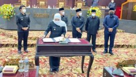 Gubernur Jawa timur Khofifah Indar parawansa saat pengesahan Rancangan Perda APBD Provinsi Jatim tahun anggaran 2022 menjadi Perda,Sabtu (4/12/21).