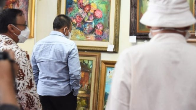 
					Plh Sekretaris Daerah Heru Tjahjono  saat meninjau  Pasar Seni Lukis Indonesia di Gedung JX Internasional, Jalan Ahmad Yani 99, Surabaya, Jumat (3/12/2021).