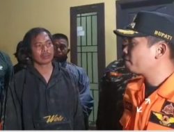 Bupati Lumajang Thoriqul Haq saat turun ke lokasi terdampak Desa Sumberwuluh Kecamatan Candipuro Kab. Lumajang, Sabtu malam (4/12/21)
