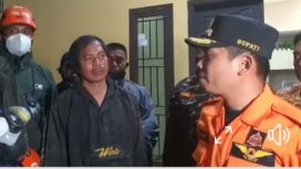 Bupati Lumajang Thoriqul Haq saat turun ke lokasi terdampak Desa Sumberwuluh Kecamatan Candipuro Kab. Lumajang, Sabtu malam (4/12/21)