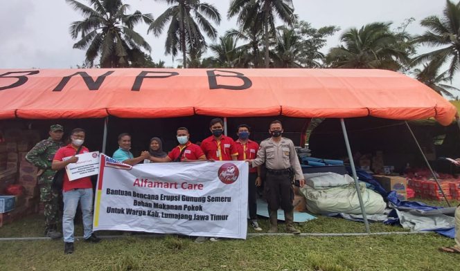 
					Gerak Cepat, Alfamart Beri Bantuan Korban Erupsi Semeru