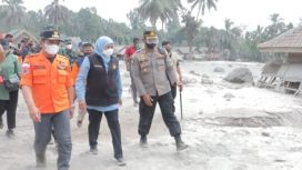 Gubernur Jawa Timur Khofifah Indar Parawansa, saat meninjau langsung dampak letusan Gunung Semeru di Kampung Renteng, Kecamatan Candipuro pada, Minggu (5/12/21).
