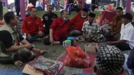 Ketua DPRD Jatim, Kusnadi bersama agus Wicaksono saat bertemu korban Erupsi Gunung Semeru di pengungsian.