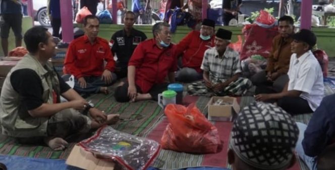 
					Ketua DPRD Jatim, Kusnadi bersama agus Wicaksono saat bertemu korban Erupsi Gunung Semeru di pengungsian.