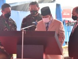 Peluncuran Kapal Cepat Rudal (KCR) 60 meter tahap ke- 5  oleh Menteri Pertahanan (Menhan) RI Prabowo Subianto , di Dermaga Kapal Perang PT. Pal Indonesia (Persero) Surabaya, Minggu (5/12/2021).