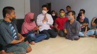 Wakil Gubernur Jawa Timur Emil Elestianto Dardak, saat berbincang langsung dengan para penyandang disabilitas  di perumahan inklusif yang dibangun di Desa Prambon, Kecamatan Tugu, Kabupaten Trenggalek, Minggu (5/12/2021).