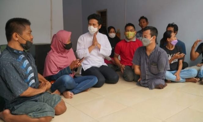 
					Wakil Gubernur Jawa Timur Emil Elestianto Dardak, saat berbincang langsung dengan para penyandang disabilitas  di perumahan inklusif yang dibangun di Desa Prambon, Kecamatan Tugu, Kabupaten Trenggalek, Minggu (5/12/2021).