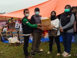 Bawaslu Jatim dan Bawaslu Kabupaten Lumajang saat memberikan bantuan korban erupsi gunung Semeru.