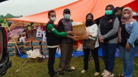 Bawaslu Jatim dan Bawaslu Kabupaten Lumajang saat memberikan bantuan korban erupsi gunung Semeru.