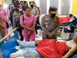 Kapolri Jenderal Sigit Sulistyo Prabowo, saat  Tinjau pengungsi korban erupsi gunung Semeru di posko tanggap darurat di kecamatan Pasirian Lumajang.Senin (6/12/21.
