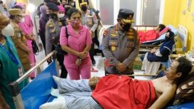 Kapolri Jenderal Sigit Sulistyo Prabowo, saat  Tinjau pengungsi korban erupsi gunung Semeru di posko tanggap darurat di kecamatan Pasirian Lumajang.Senin (6/12/21.