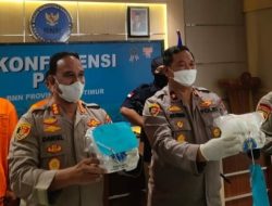 Kepala BNNP Jatim, Brigjen Pol Mohamad Aris Purnomo saat merilis kasus peredaran sabu sabu dengan  menunjukkan barang  bukti dan tersangka.