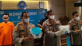 Kepala BNNP Jatim, Brigjen Pol Mohamad Aris Purnomo saat merilis kasus peredaran sabu sabu dengan  menunjukkan barang  bukti dan tersangka.