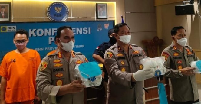 
					Kepala BNNP Jatim, Brigjen Pol Mohamad Aris Purnomo saat merilis kasus peredaran sabu sabu dengan  menunjukkan barang  bukti dan tersangka.