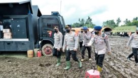 Kabaharkam Polri Bersama Kapolda Jatim, saat Tinjau Posko Tanggap Darurat Semeru di kantor kecamatan Pasirian Lumajang.Senin (7/12/2021).