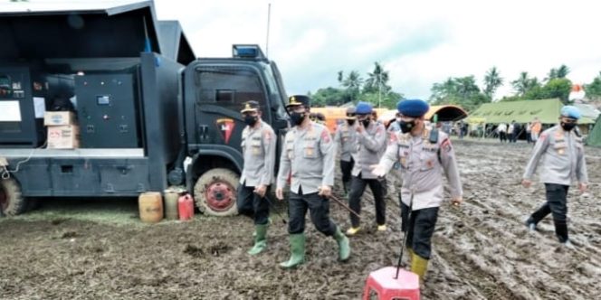 
					Kabaharkam Polri Bersama Kapolda Jatim, saat Tinjau Posko Tanggap Darurat Semeru di kantor kecamatan Pasirian Lumajang.Senin (7/12/2021).