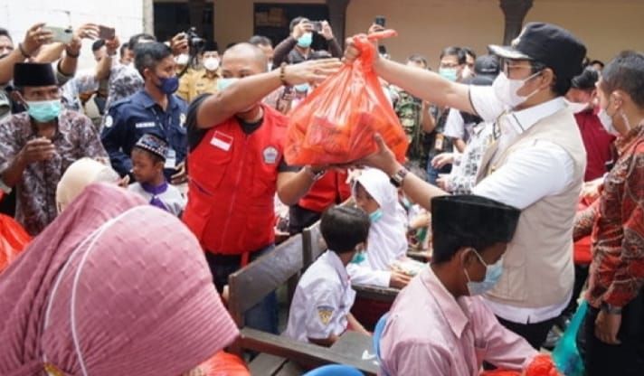 Dinsos Jatim Salurkan Bantuan Banjir Blega Bangkalan Madura