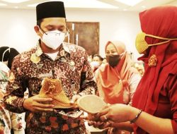 Bupati Sidoarjo Gus Muhdlor saat meluncurkan program modal murah untuk UMKM Sidoarjo