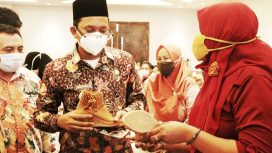 Bupati Sidoarjo Gus Muhdlor saat meluncurkan program modal murah untuk UMKM Sidoarjo