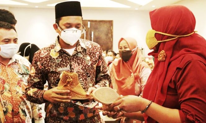 
					Bupati Sidoarjo Gus Muhdlor saat meluncurkan program modal murah untuk UMKM Sidoarjo