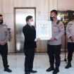 Kapolresta Sidoarjo Kombes Pol Kusumo Wahyu Bintoro saat menerima penghargaan Presisi Award dari Lemkapi