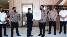 Kapolresta Sidoarjo Kombes Pol Kusumo Wahyu Bintoro saat menerima penghargaan Presisi Award dari Lemkapi