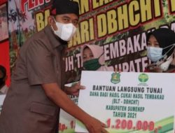 Bupati Sumenep Achmad Fauzy saat memberikan bantuan langsung tunai (BLT) secara simbolis kepada buruh tani tembakau dan buruh pabrik rokok di Balai  Desa Banaresep kecamatan Lenteng Sumenep, Senin (6/12/21).