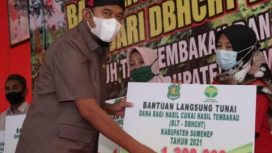 Bupati Sumenep Achmad Fauzy saat memberikan bantuan langsung tunai (BLT) secara simbolis kepada buruh tani tembakau dan buruh pabrik rokok di Balai Desa Banaresep kecamatan Lenteng Sumenep, Senin (6/12/21).