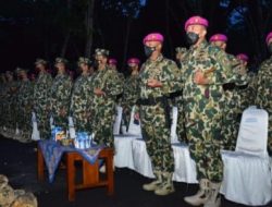 Kasal TNI Yudi Margono saat menyematkan Baret ungu kepada 512 prajurit petarung muda marinir di Pantai Baruna Kondang Iwak ,Malang Selatan,Selasa (7/12/21).