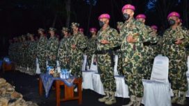 Kasal TNI Yudi Margono saat menyematkan Baret ungu kepada 512 prajurit petarung muda marinir di Pantai Baruna Kondang Iwak ,Malang Selatan,Selasa (7/12/21).