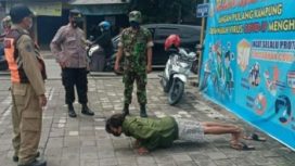 Pelanggan protokol kesehatan, ditindak tegas oleh petugas gabungan Razia prokes dengan diberikannya sanksi sosial,Selasa (7/12/21)
