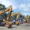 14 Alat berat excavator Polda Jatim siap membantu evakuasi bencana erupsi gunung Semeru di Lumajang.