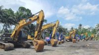 14 Alat berat excavator Polda Jatim siap membantu evakuasi bencana erupsi gunung Semeru di Lumajang.