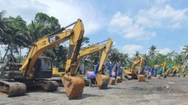 14 Alat berat excavator Polda Jatim siap membantu evakuasi bencana erupsi gunung Semeru di Lumajang.