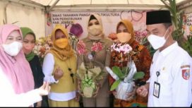 Ketua TP- PKK Kabupaten Jember, Hj Kasih Fajarini saat meninjau langsung Expo Florikultura, Rabu (8/12/2021)