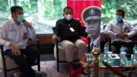 Ketua KPU Jatim, Choirul Anam (kiri) bersama plh Sekdaprov Jatim, Heru Tjahjono.