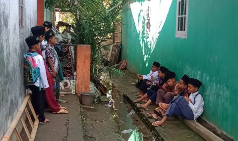 Keterbatasan Tempat, Santri TPA Al-Basmalah Belajar di Pelataran Rumah