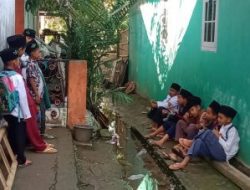 Siswa TPA Al-Basmalah menunggu giliran mengaji karena keterbatasan tempat.