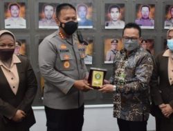 Dirut RSI Siti Hajar dr.hidayatullah, saat memberikan tanda penghargaan kepada Kapolresta Sidoarjo Kombes Pol Kusumo Wahyu Bintoro di Mapolresta Sidoarjo,Kamis (9/12/21).